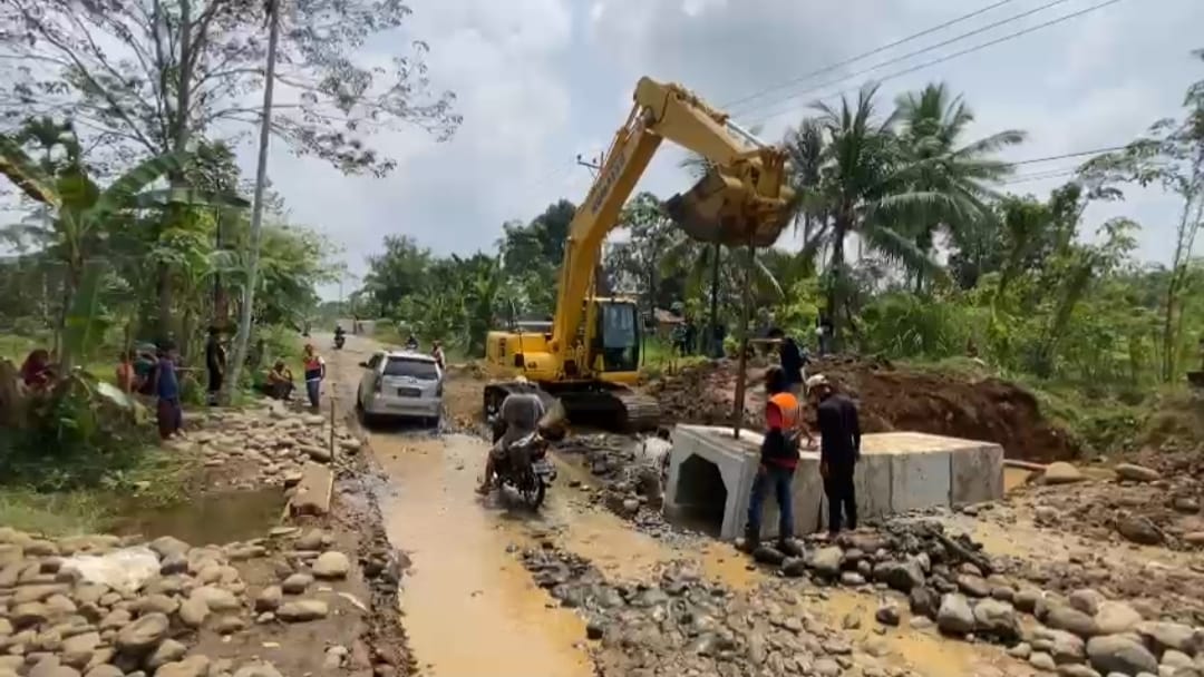 "Melalui Gadget dan Viral, Jalan Desa Di Arga Makmur Mulai Diperbaiki"