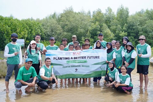 PT Mitra Adiperkasa dan PT MAP Aktif Adiperkasa bersama LindungiHutan Tanam 1.500 Mangrove di Pantai Bahagia Bekasi, jannonews.com