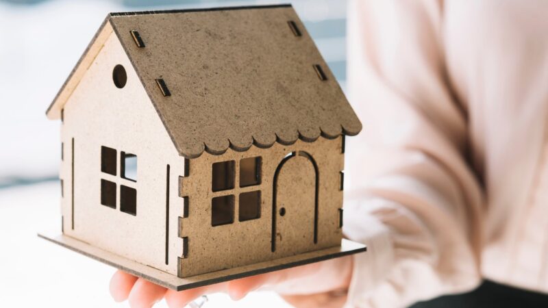 Kenapa Warren Buffett Menyarankan Anak Muda untuk Beli Rumah Daripada Saham?, jannonews.com
