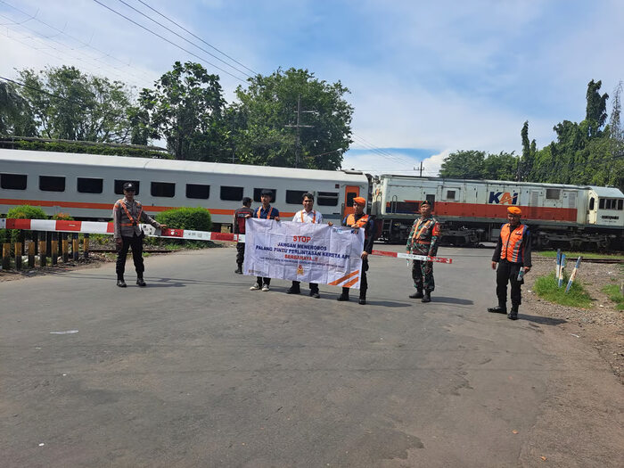 Cegah Kecelakaan di Perlintasan Sebidang, KAI Kolaborasi Dengan TNI, POLRI dan Railfans Gencar Lakukan Sosialisasi, jannonews.com