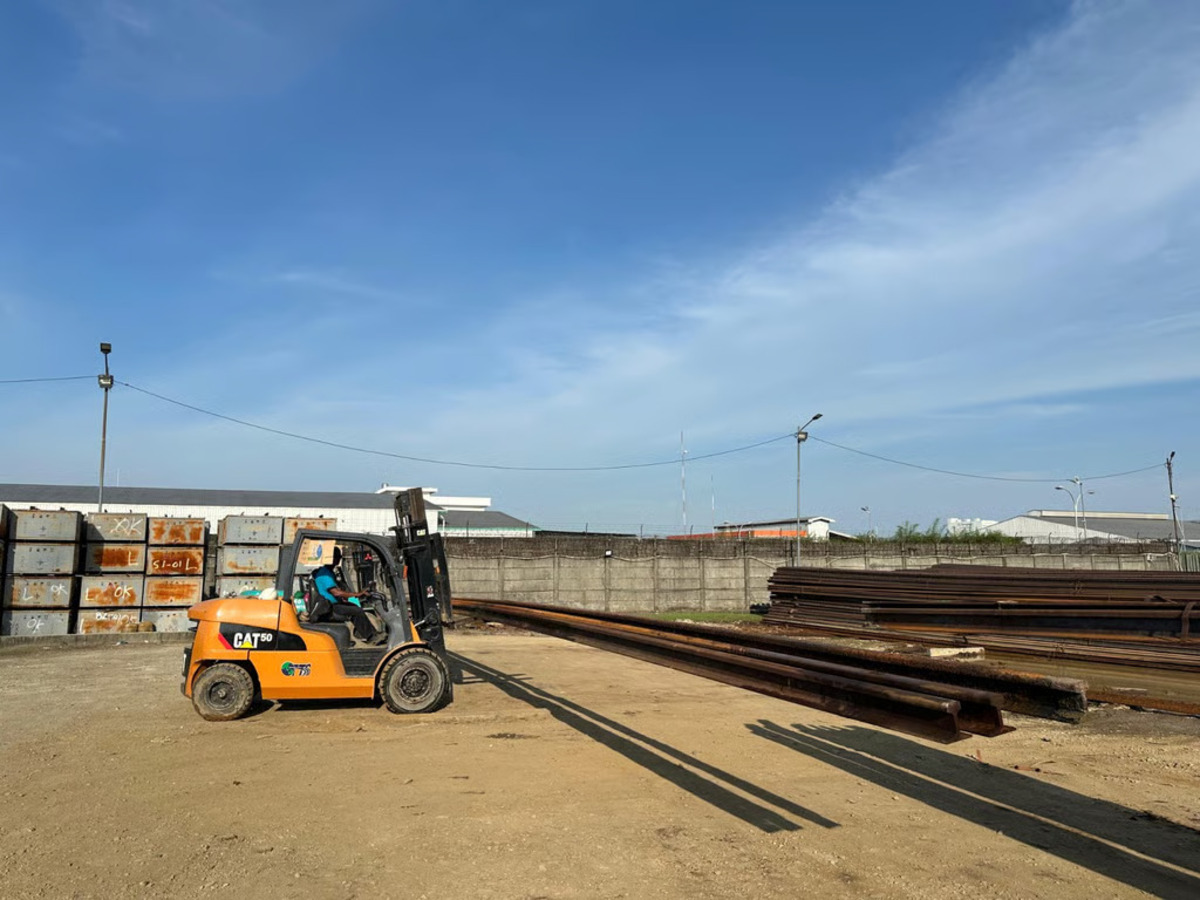 Dukung Modernisasi Rel Kereta, KAI Logistik Distribusikan 5.656 Batang Rel KA ke Berbagai Daerah, jannonews.com