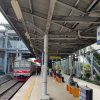 Petugas KAI memberikan pendampingan kepada korban insiden di Stasiun Bekasi Timur