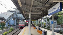 Petugas KAI memberikan pendampingan kepada korban insiden di Stasiun Bekasi Timur