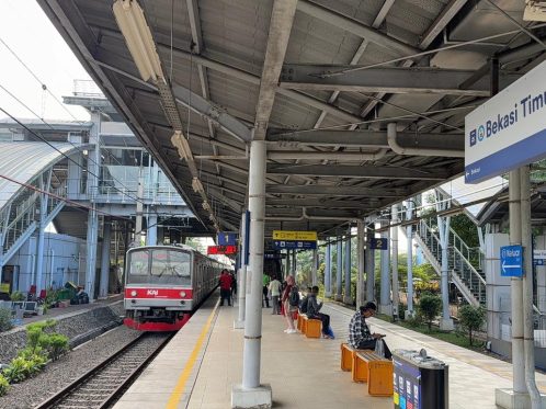 Petugas KAI memberikan pendampingan kepada korban insiden di Stasiun Bekasi Timur